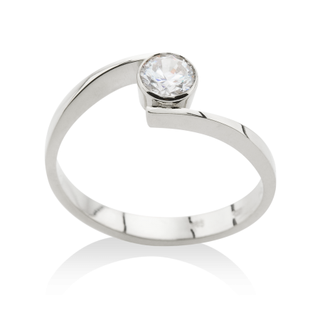 jednoduchý prsten s krásně umístěným kamenem