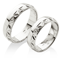 Jednoduché klasické prsteny s hlubokou ruční rytinou z platiny